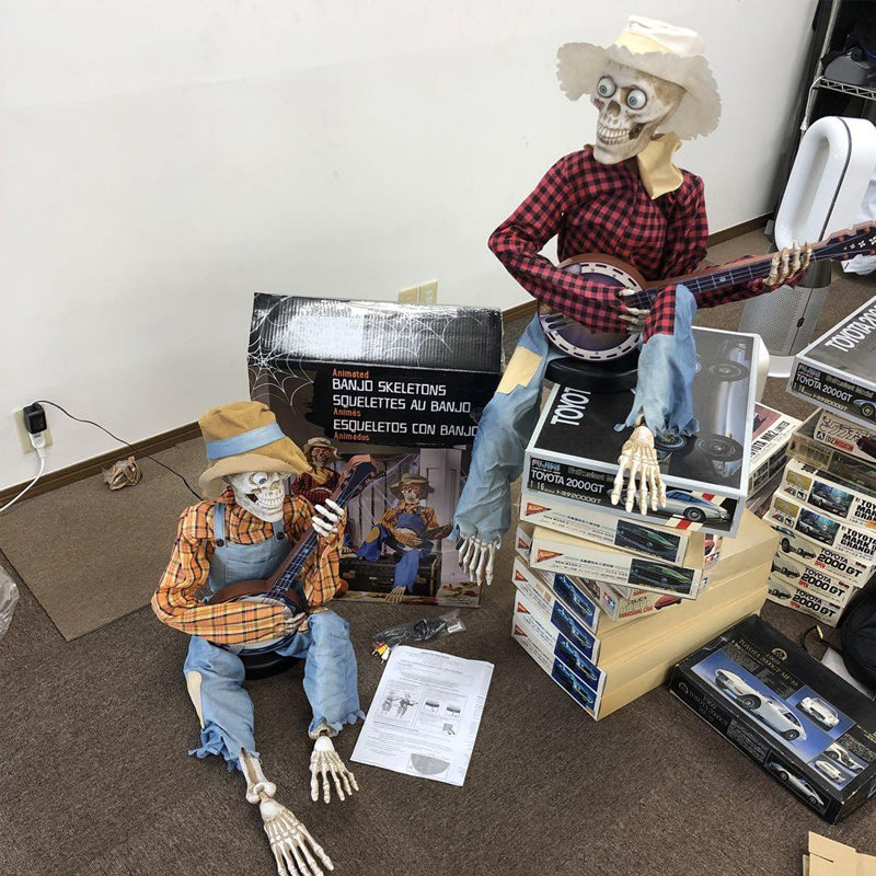 Motion-Activated Musical Skeleton Pair with Banjos – Animated Halloween Decoration for Parties & Haunted Houses | Lonoma