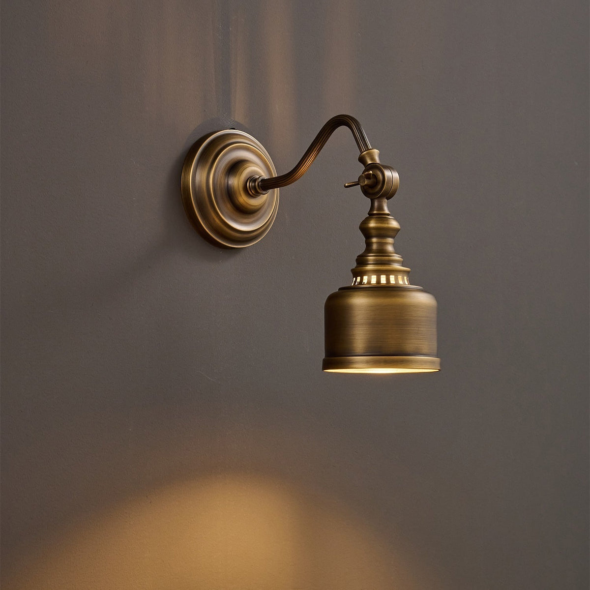 Adjustable Brass Wall Reading Light with Gooseneck Arm – Vintage Sconce for Bedroom, Bedside & Living Room | Lonoma