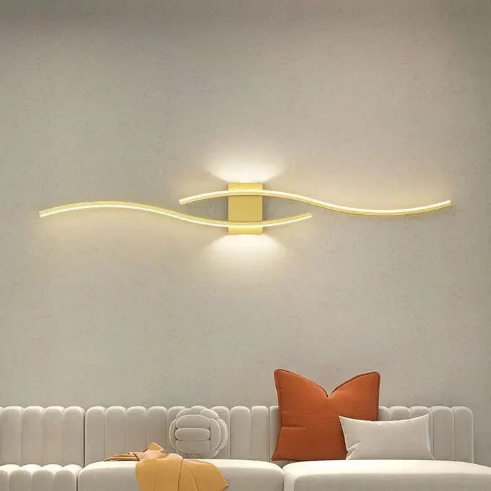 Curved LED Wall Sconce with Flowing Design – Warm White Light for Bedroom, Living Room, Hallway – Modern Metal Fixture | Lonoma