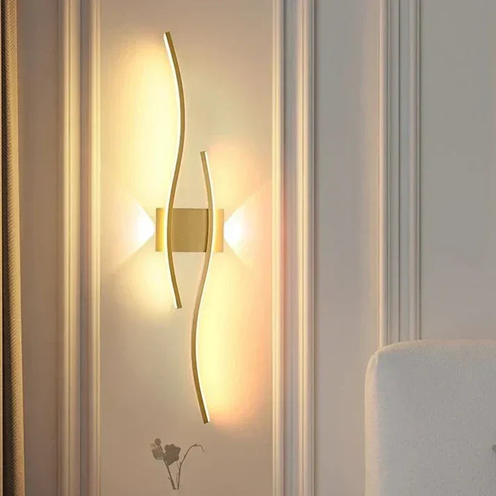 Curved LED Wall Sconce with Flowing Design – Warm White Light for Bedroom, Living Room, Hallway – Modern Metal Fixture | Lonoma