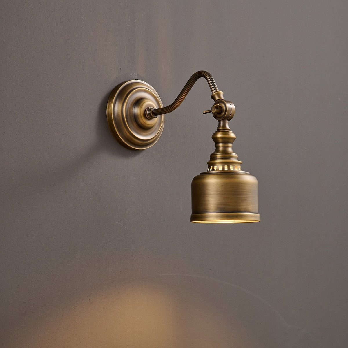 Adjustable Brass Wall Reading Light with Gooseneck Arm – Vintage Sconce for Bedroom, Bedside & Living Room | Lonoma