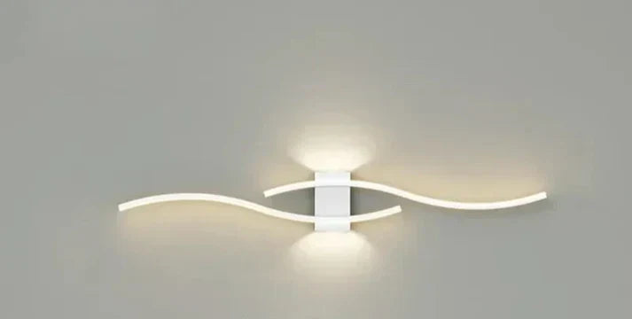 Curved LED Wall Sconce with Flowing Design – Warm White Light for Bedroom, Living Room, Hallway – Modern Metal Fixture | Lonoma