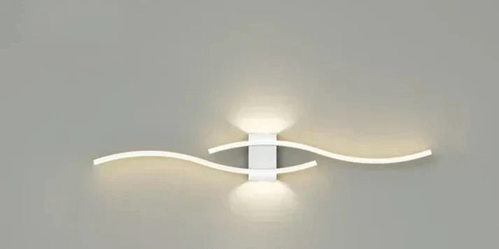 Curved LED Wall Sconce with Flowing Design – Warm White Light for Bedroom, Living Room, Hallway – Modern Metal Fixture | Lonoma